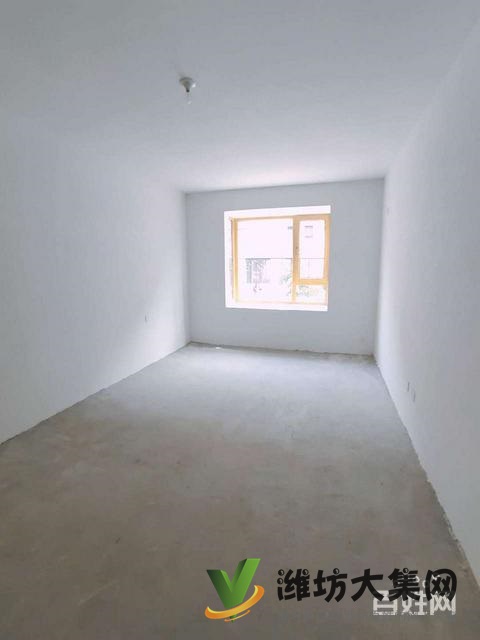 玫瑰公館一樓帶大院！送城市會客廳！三居，更名貸款，